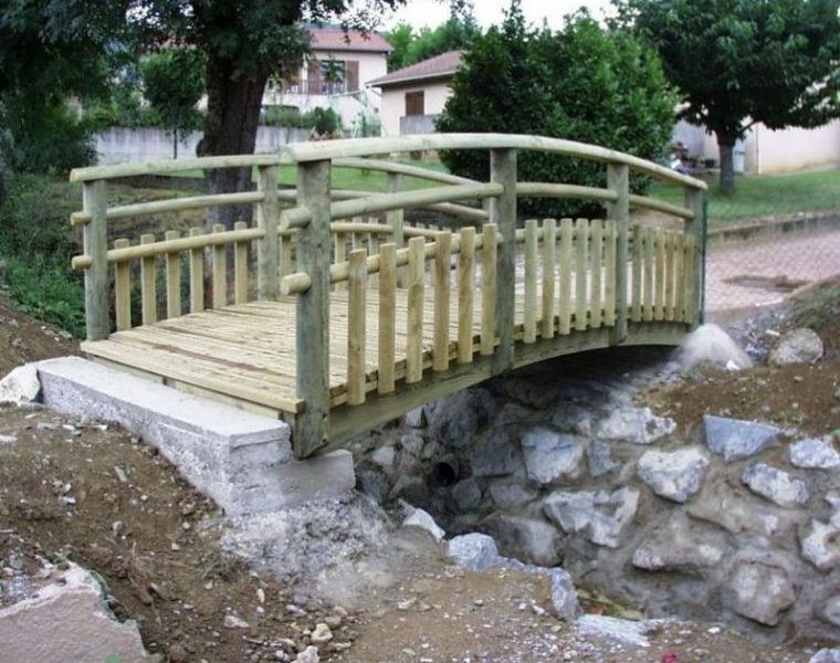 petite passerelle piétonnière en bois