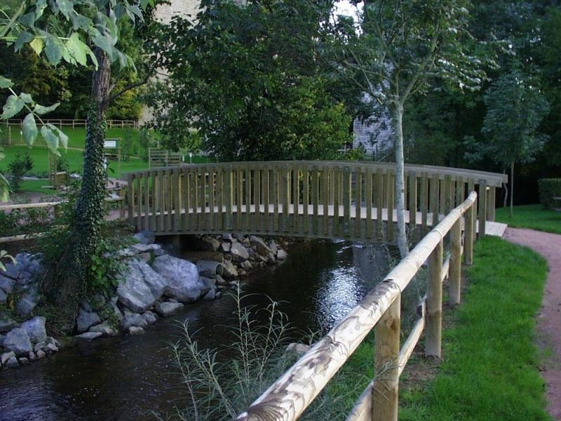 passerelle piétonnière traversant une rivière