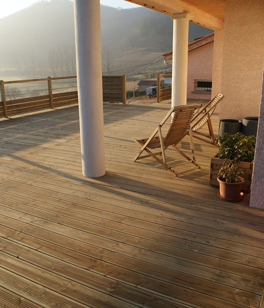 terrasse en bois avec vue sur la montagne