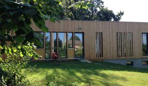 maison moderne à bardage en bois