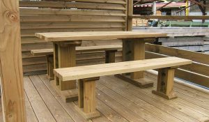 bancs et tables en bois à utiliser en extérieur