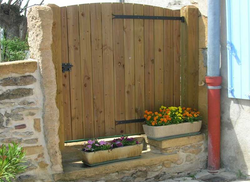 portillon en bois avec montant en métal noir