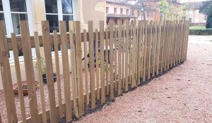 barrière en bois à lattes