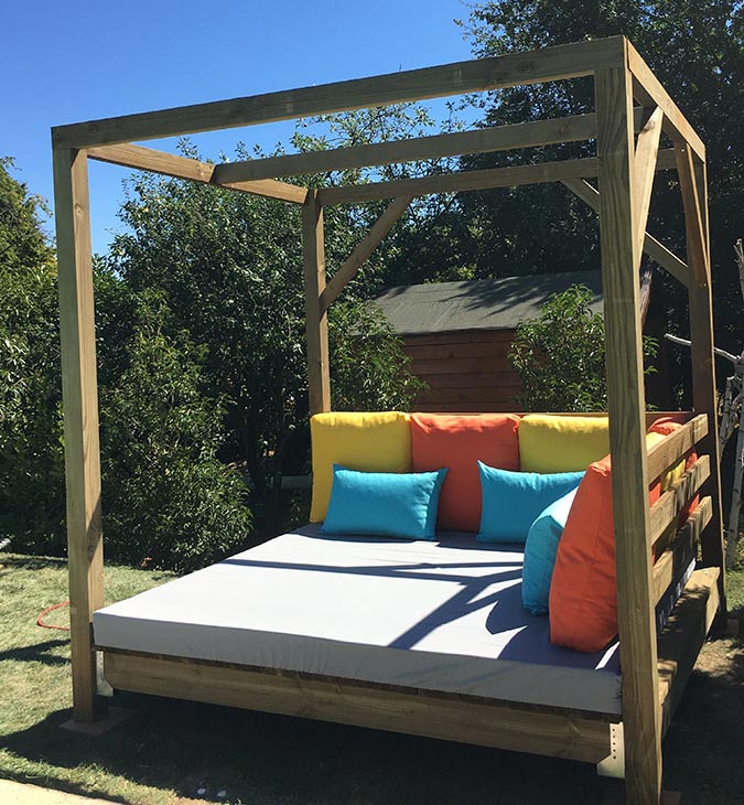 pergola avec couchage et coussins colorés