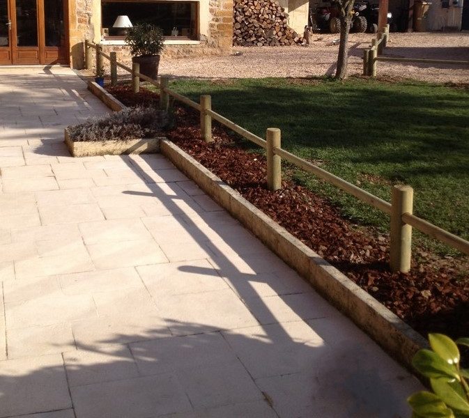 barrière en rondins de bois en bordure d'un jardin