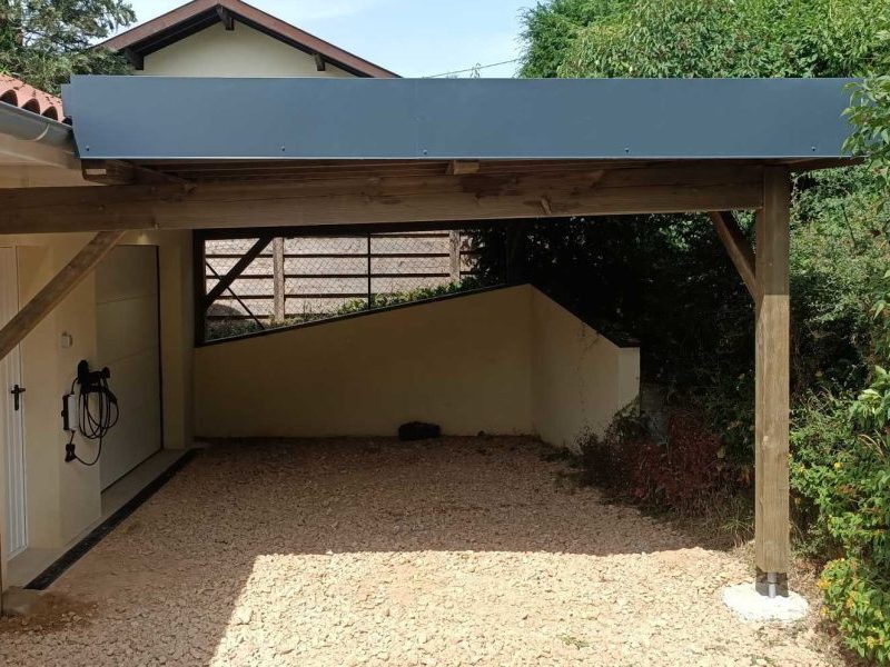 carport en bois avec un toit en métal