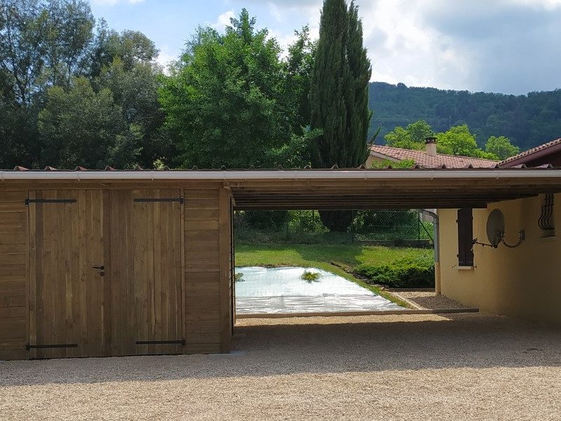 préau en bois avec toit-plat associé à un cabanon