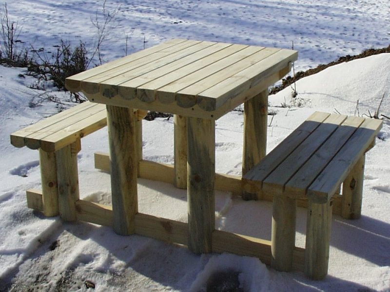 table et banc en bois rustiques