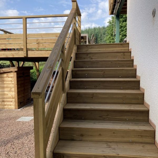 escalier en bois menant à une passerelle en hauteur