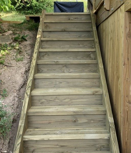 escalier extérieur en bois en bordure d'une terrasse surélevée