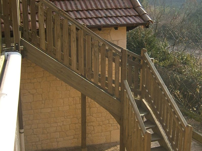 escalier extérieur en bois menant à l'étage d'une maison