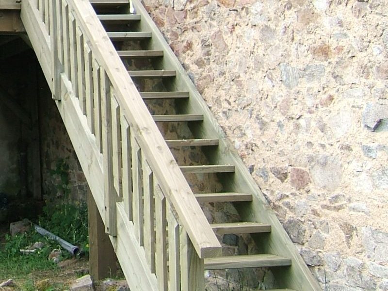 escalier en bois ajouré menant à l'étage extérieur d'une maison