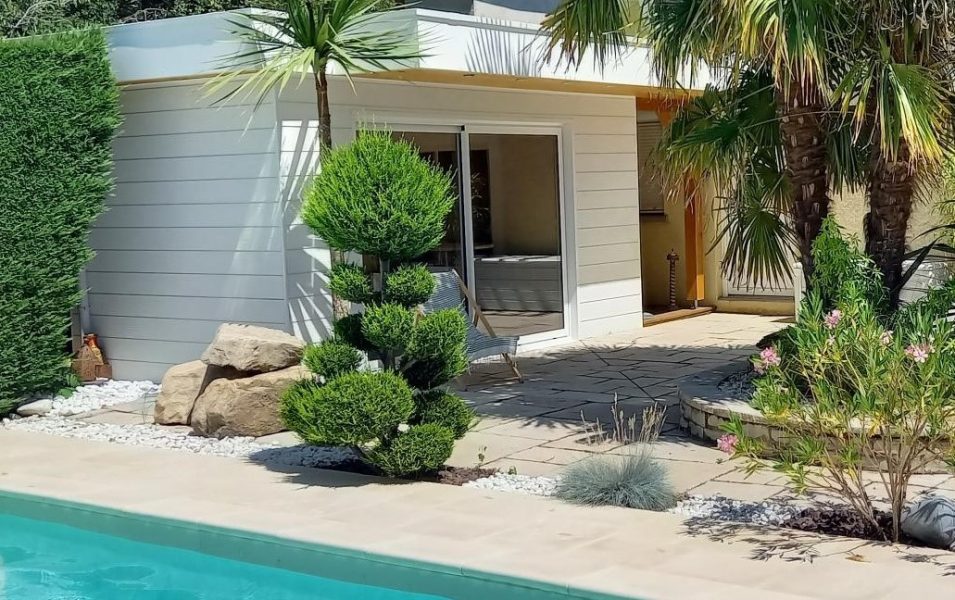 abri avec bardage en bois blanc sylverwood cedral au bors d'une piscine