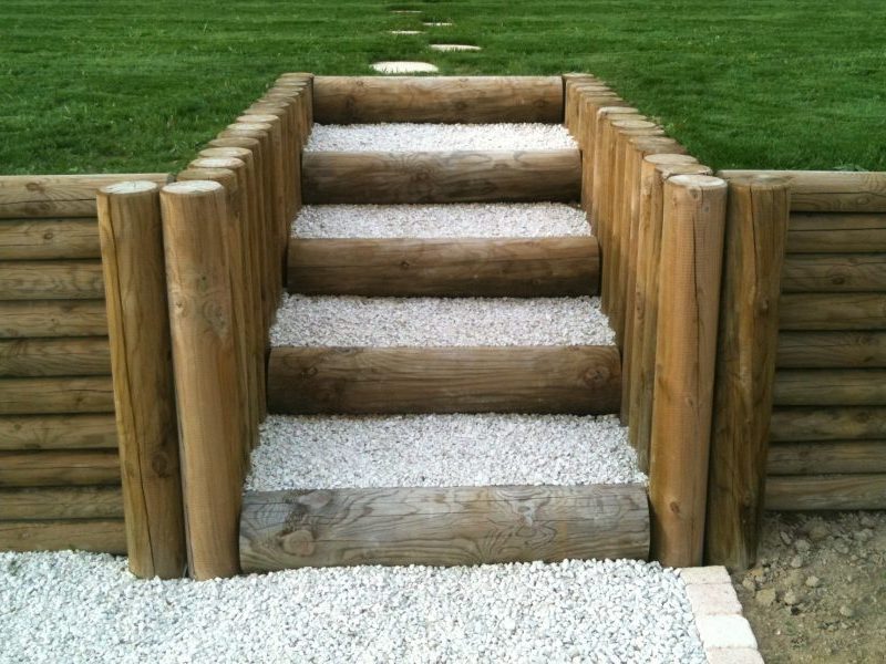 escalier en rondins de bois à l'extérieur