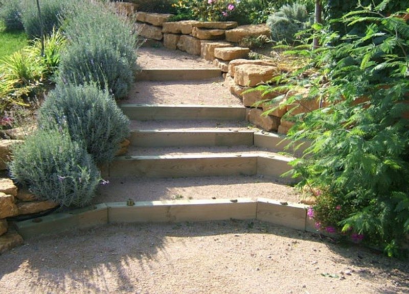 contre-marches en bois sur un escalier en pierre