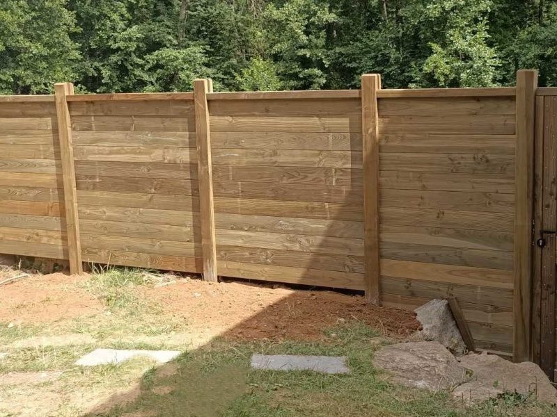 pare-vue en bois avec un portillon