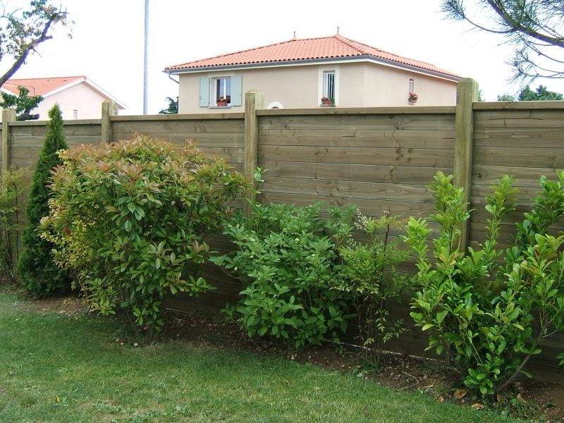 pare-vue en bois en bordure d'un jardin