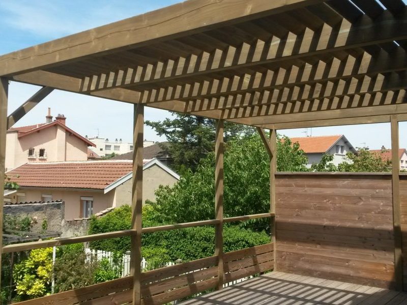 pergola en bois sur une terrasse surélevée