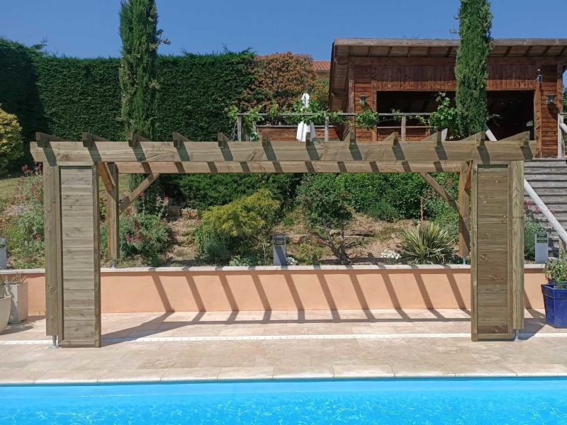 pergola en bois en bordure de piscine