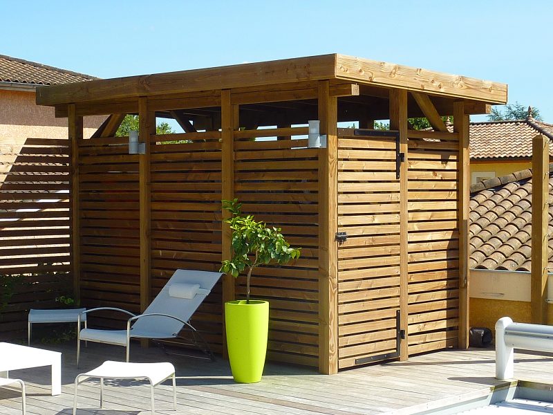 pool house en bois avec lumières