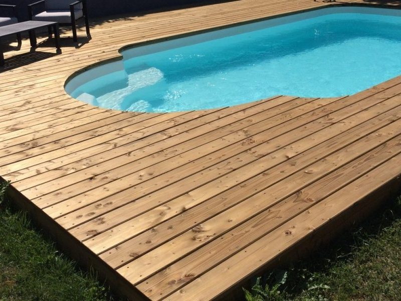 terrasse en bois autour d'une piscine creusée