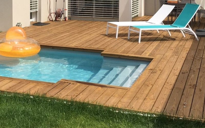 terrasse en bois autour d'une piscine