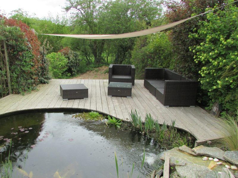 terrasse en bois au bord d'une mare