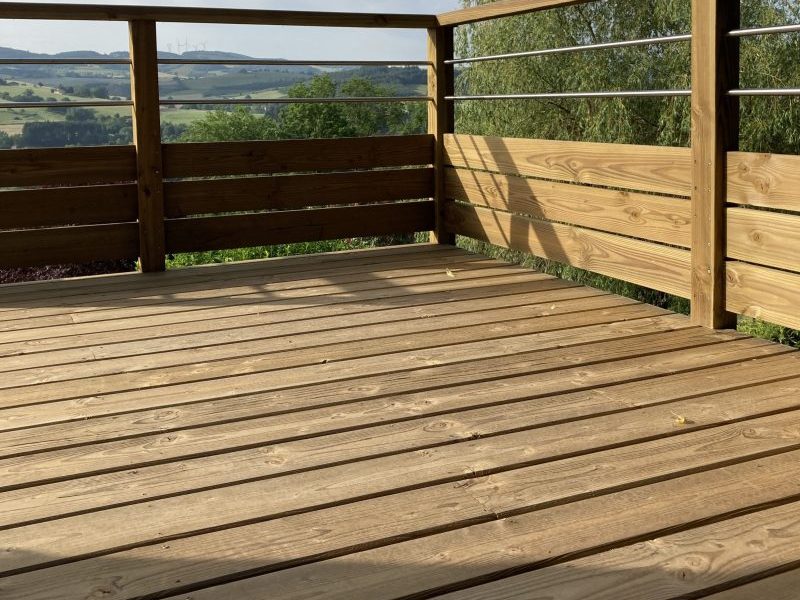 vue de près d'une terrasse surélevée en bois