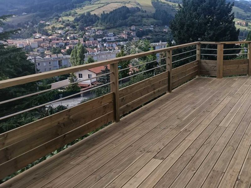 terrasse en bois avec vue sur la montagne