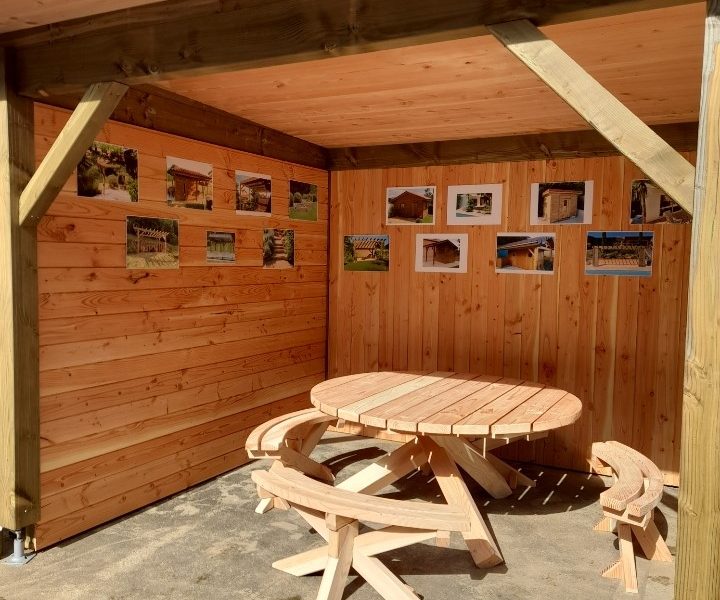 table ronde en bois accompagnée de ses bancs